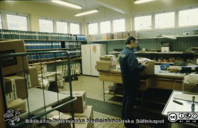 Sjukhusets centralförråd på Gastelyckan i Lund 1988
Sjukhusets centralförråd på Gastelyckan i Lund när det var nybyggt 1988. - 
Foto i sjukhusfotografernas efterlämnade blandade arkiv. 
Nyckelord: Lund;Universitet;Universitetssjukhus;Förråd;Centralförråd