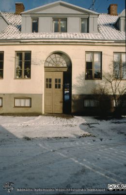  Icke identifierat lågt hus i skärt ljus, rimligen i Lund
Ur låda med blandade diabilder från sjukhusfotograferna i Lund 1995. Snö på marken.
Nyckelord: Lund;Stad;Fasad;Port;Vinter