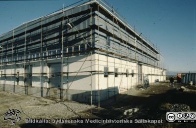 Lunds Lasaretts centralförråd på Gastelyckan i Lund 1988 
Sjukhusets centralförråd på Gastelyckan i Lund 1988. Tomten är alldeles oplanerad och byggnadsställningar står kvar på huset. Fasaden tycks inte ha fått sin slutliga klädnad. 
Foto i sjukhusfotografernas efterlämnade blandade arkiv. 
Nyckelord: Lund;Universitet;Universitetssjukhus;Förråd;Centralförråd