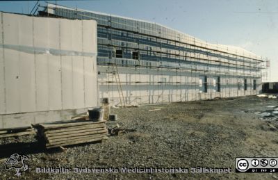 Lunds Lasaretts centralförråd på Gastelyckan i Lund 1988 
Sjukhusets centralförråd på Gastelyckan i Lund 1988. Tomten är alldeles oplanerad och byggnadsställningar står kvar på huset. Fasaden tycks inte ha fått sin slutliga klädnad
Foto i sjukhusfotografernas efterlämnade blandade arkiv. 
Nyckelord: Lund;Universitet;Universitetssjukhus;Förråd;Centralförråd