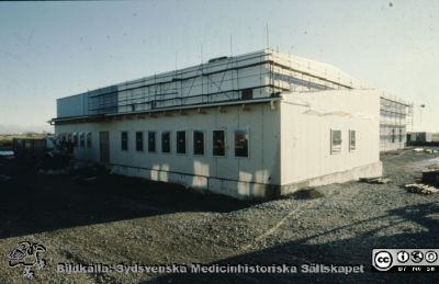 Lunds Lasaretts centralförråd på Gastelyckan i Lund 1988 
Sjukhusets centralförråd på Gastelyckan i Lund 1988. Tomten är alldeles oplanerad och byggnadsställningar står kvar på huset. Fasaden tycks inte ha fått sin slutliga klädnad. 
Foto i sjukhusfotografernas efterlämnade blandade arkiv. 
Nyckelord: Lund;Universitet;Universitetssjukhus;Förråd;Centralförråd