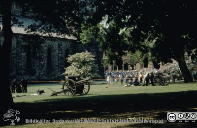 Doktorspromotion i Lund i slutet på 1980-talet, kanske 1989
Salutkanonerna utanför domkyrkan. 
Nyckelord: Lund;Universitet;Promotion;Doktorspromotion;Kanon;Salutkanon;Artilleri