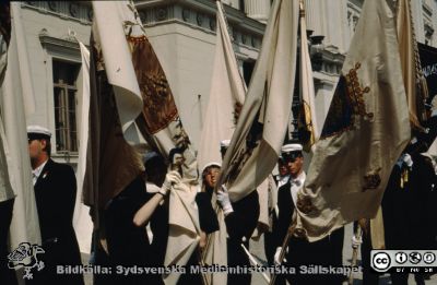 Doktorspromotion i Lund i slutet på 1980-talet
Studenteras fanborg i processionen.
Nyckelord: Lund;Universitet;Promotion;Doktorspromotion;Procession;Fana;Fanor;Fanborg;
