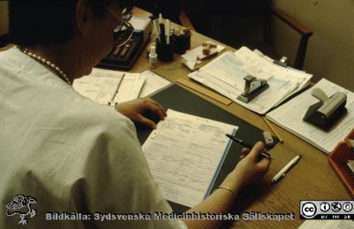 Lasarettet i Lund. Asministratör med anställningsrapport
Lasarettet i Lund. kanske på 1980-talet.
Nyckelord: Lund;Lasarett;Universitetssjukhus;Universitet;Administration;Rapport;Kontorist;Administratör