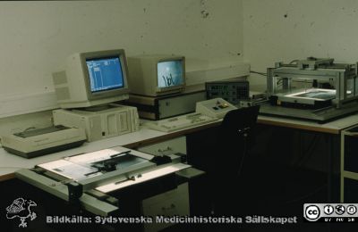 Utrustning för stereofotogrammetri av röntgenbilder på ortopediska kliniken c:a 1988
Ur låda med blandade diabilder från sjukhusfotograferna i Lund, 1970-, 1980- och 1990-talen. 
Nyckelord: Lund;Lasarett;Universitet;Universitetssjukhus;USiL;Ortopedi;Röntgen;Stereo;Fotogrammetri