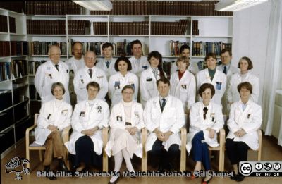 Läkare på ögonkliniken i Lund, c:a 1994-95
Sittande från vänster: Elisabet Agardh, Kristina Tornqvist, Ingrid Florén, Berndt Ehinger, Birgitta Bauer, Elisabeth Stigmar. Stående från vänster: Göran Stigmar, Lars Jörgen Hansson, Kennerth Wilke, Anders Bergström, Anna Makár, Richardt Hansen, Christina Kamme, Gunnel Bynke, Fredrik Ghosh, Angelika Skarin, Sten Andréasson, Britt Beding Barnekow. Bilden togs rimligen med anledning av att Ingrid Florén blev klinikchef 1995-01-01. Foto Roger Lundholm.
Nyckelord: Lasarett;Lund;Universitet;Universitetssjukhus;Ögon;Oftalmologi;Oftalmiatrik;Läkare