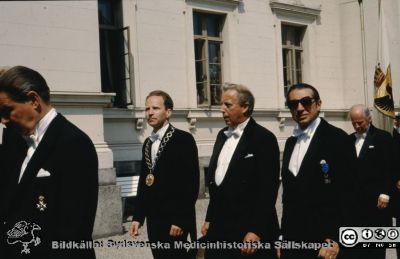 Doktorspromotion i Lund i slutet på 1980-talet. Honoratiores. 
Stadsfullmäktiges ordförande, kommunalrådet Lennart Prytz i halskedja. Länsrådet Lennart Linder-Aronson längst till vänster, nästan ur bild.
Nyckelord: Lund;Universitet;Promotion;Procession