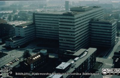 Centralblocket på Lasarettet i Lund
Ur låda med blandade diabilder från sjukhusfotograferna i Lund, 1970-, 1980- och 1990-talen. Flygfoto från sydväst av centralblocket på Lasarettet i Lund. Troligen 1980-talet och i varje fall före 1988. Baldakinen över dåvarande akutintaget är ännu inte byggd. Bryggan mellan onkologiska / radiologiska kliniken och centralblocket är inte byggd. Ställningarna för julbelysningen ("julgranarna") har inte satts upp på centralblockets tak.
Nyckelord: Lasarettet;Lund;Universitetssjukhuset;USiL;Flygfoto;Centralblocket