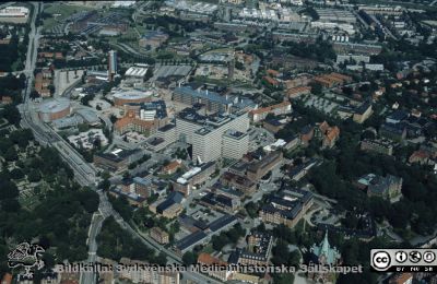 Flygfoto av Lasarettet i Lund från sydväst, nära år 2000
Ur låda med blandade diabilder från sjukhusfotograferna i Lund, 1970-, 1980- och 1990-talen. Flygfoto av Lasarettet i Lund från sydväst, nära år 2000. Parkeringshuset Granathen är inte byggt, inte heller D-delen av BMC eller Astronomiska Institutionen.
Nyckelord: Lasarettet;Lund;Universitetssjukhuset;USiL;Flygfoto;Centralblocket