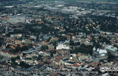 Flygfoto över centrala och norra Lund med Lasarettet i Lund, nära år 2000
Flygfoto av centrala Lund och Lasarettet i Lund från sydväst, nära år 2000. Parkeringshuset Granathen är inte byggt, inte heller D-delen av BMC eller Astronomiska Institutionen.
Nyckelord: Lasarettet;Lund;Universitetssjukhuset;USiL;Flygfoto;Centralblocket;Domkyrkan;Lundagård;Universitetsplatsen