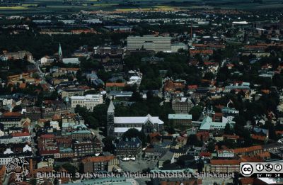 Flygfoto av centralai Lund och Lasarettet i Lund, från söder, c:a 1994. 
Domkyrkan och Stortorget i bildens nedre kant.
Nyckelord: Lasarettet;Lund;Universitetssjukhuset;USiL;Flygfoto;Centralblocket;Domkyrkan;Stortorget;Universitetsplatsen