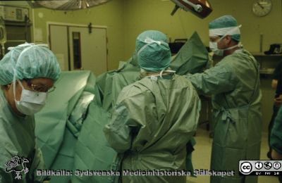 Förberedelse för gynekologisk, urologisk eller kanske proctologisk operation "nerifrån".
Omärkt bild. 
Nyckelord: Lund;Lasarett;Universitet;Universitetssjukhus;Operation;Kirurgi