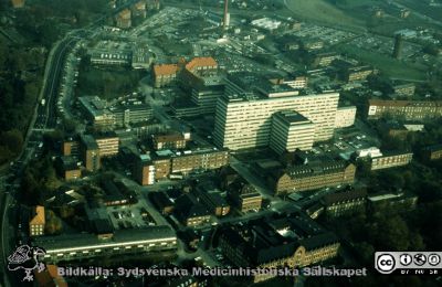 Flygfoto av Lasarettet i Lund, från sydväst, före 1990 
Flygfoto av Lasarettet i Lund från sydväst, före 1990. Barndaghemmet Röda Stugan finns kvar (revs c:a 1990).
Nyckelord: Lasarettet;Lund;Universitetssjukhuset;USiL;Flygfoto;Centralblocket