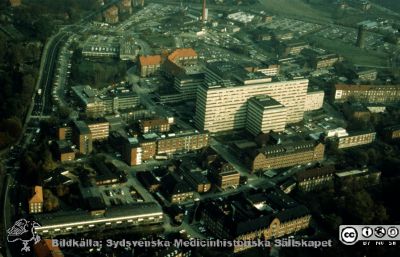 Flygfoto av Lasarettet i Lund från sydväst, före 1990
Barndaghemmet Röda Stugan finns kvar (revs c:a 1990).
Nyckelord: Lasarettet;Lund;Universitetssjukhuset;USiL;Flygfoto;Centralblocket