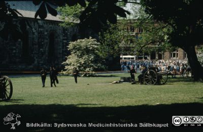 Doktorspromotion i Lund i slutet på 1980-talet. Kanske 1989
Salutkanoner utanför domkyrkan.
Nyckelord: Lund;Universitet;Promotion;Doktorspromotion;Kanon;Salutkanon;Artilleri