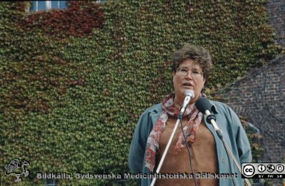 Lasarettet i Lund. Sjukhusdirektionens ordförande, Britt-Marie Lundqvist talar.
Ur låda med blandade diabilder från sjukhusfotograferna i Lund, 1970-, 1980- och 1990-talen. Omärkt bild. Britt-Marie Boije Lundqvist håller tal, troligast med gamla folkskoleseminariet vid Lasarettet i Lund som fond. Hon var socialdemokratisk landstingspolitiker och ordförande i direktionen för Lunds Lasarett.
Nyckelord: Lasarett;Lund;Universitet;Universitetssjukhus;USiL;Direktion;Ordförande;Administration;Invigning