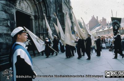 Doktorspromotion i Lund i slutet på 1980-talet
 Studenteras fanborg i processionen går in domkyrkan.
Nyckelord: Lund;Universitet;Promotion;Doktorspromotion;Procession;Fanborg;Fanor;Fana