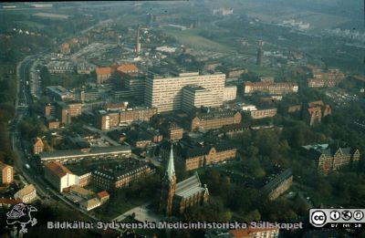 Flygfoto av Lasarettet i Lund från sydväst, 1987
Ur låda med blandade diabilder från sjukhusfotograferna i Lund, 1970-, 1980- och 1990-talen. Flygfoto av Lasarettet i Lund från sydväst, 1987. Barndaghemmet Röda Stugan finns kvar (revs c:a 1990).
Nyckelord: Lasarettet;Lund;Universitetssjukhuset;USiL;Flygfoto;Centralblocket