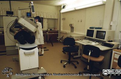 En gammakamera
Ur låda med blandade diabilder från sjukhusfotograferna i Lund, 1970-, 1980- och 1990-talen. Omärkt bild. Rimligen en s.k. gammakamera på avdelningen för klinisk fysiologi.
Nyckelord: Lasarettet;Lund;Universitet;Universitetssjukhus;Klinisk;Fysiologi;Gammakamera