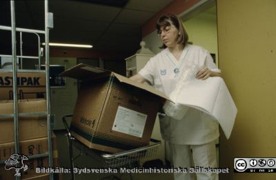 Undersköterska eller biträde packar upp förbandsmateriel
KK, förlossning 1993. Foto Ingemar Nilsson.
Nyckelord: Lund;Lasarett;Universitet;Universitetssjukhus;KK;Kvinnoklinik;gynekologi