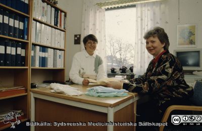 Två anonyma kontorister, ungefär 1980-talet.
Lasarettet i Lund. 
Nyckelord: Lund;Lasarett;Universitet;Universitetssjukhus;USiL;Administratör;Administration;Kontor;Kontorist
