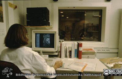 MR-maskin sedd genom manöverrummets fönster
Ur låda med blandade diabilder från sjukhusfotograferna i Lund, 1970-, 1980- och 1990-talen. Omärkt bild  Jfr bild 2347. Troligtvis en 1,5 T Philips Intera.
Nyckelord: lLasarettet;Lund;Universitet;Universitetsklinik;USiL;Radiologi;Röntgen;MR