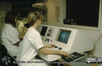 Manöverpanelen till Lunds första MR-maskin
Ur låda med blandade diabilder från sjukhusfotograferna i Lund, 1970-, 1980- och 1990-talen. Omärkt bild. Manöverpanelen till Lunds första MR, Fonar 3000. Den hade en 0,3 T elektromagnet med järnkärna, d.v.s. ej kyld med flytande helium. Magneten var en tung pjäs på 18 ton som krävde stora ombyggnader i blocket för att den  inte skulle rasa ner i källaren. Foto Roger Lundholm.
Nyckelord: lLasarettet;Lund;Universitet;Universitetsklinik;USiL;Radiologi;Röntgen;Diagnostik