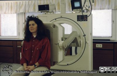 Kvinnlig statist vid gammakamera, biomedicinska assistenten Louise Fyhr på avdelningen för klinisk fysiologi
Ur låda med blandade diabilder från sjukhusfotograferna i Lund, 1970-, 1980- och 1990-talen. Foto troligast på 1980-talet.
Nyckelord: Lasarettet;Lund;Universitet;Universitetssjukhus;Klinisk;Fysiologi;Gammakamera;Laboratorium