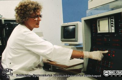 Ingrid Gärtner vid en av blodcentralens första flödescytometrar
Ur låda med blandade diabilder från sjukhusfotograferna i Lund, 1970-, 1980- och 1990-talen. Blodcentr. 13. c:a 1992-1993.
Nyckelord: Lasarett;Lund;Universitet;Universitetssjukhus;USiL;Laboratorium;Hämatologi;Flödescytometri;FACS;Blod;Analys