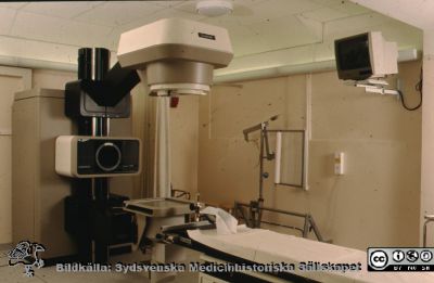 En Varian Ximatron strålbehandlingssimulator
Ur låda med blandade diabilder från sjukhusfotograferna i Lund, 1970-, 1980- och 1990-talen. Bild utan beskrivning. Högvoltsbehandling på radiologiska kliniken. Foto sannolikt i Lund på 1990-talet, Roger Lundholm.
Nyckelord: lLasarettet;Lund;Universitet;Universitetsklinik;USiL;Radiologi;Onkologi;Simulator;Strålbehandling