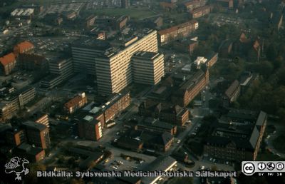 Flygfoto av Lasarettet i Lund från sydväst 1987
Ur låda med blandade diabilder från sjukhusfotograferna i Lund, 1970-, 1980- och 1990-talen. Flygfoto av Lasarettet i Lund från sydväst 1987. Barndaghemmet Röda Stugan finns kvar (revs c:a 1990). Ögonkliniken A fick 1986 det ljusa ventilationshuset på taket. 
Nyckelord: Lasarettet;Lund;Universitetssjukhuset;USiL;Flygfoto;Centralblocket