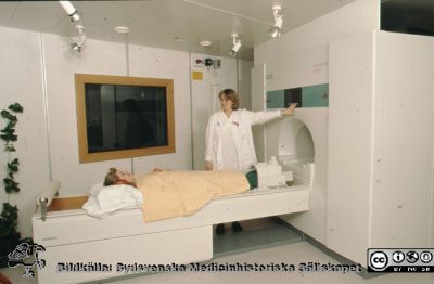 MR-maskin Siemens Magnetom IMPACT
Ur låda med blandade diabilder från sjukhusfotograferna i Lund, 1970-, 1980- och 1990-talen. MR2. Bild utan annan beskrivning. En Siemens Magnetom IMPACT, en helkropps-MR med fältstyrkan 1,0 Tesla. Bilden är tagen ca. 1994. Anordningen kring fötterna är spolar för mottagning av MR-signalen och patienten är lagd på bordet med fötterna först eftersom bordets slaglängd inte medger avbildning av fötterna om huvudet läggs först.
Nyckelord: lLasarettet;Lund;Universitet;Universitetsklinik;Radiologi;Röntgen;Diagnostik