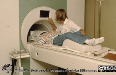MR-maskin, troligen en Siemens Magnetom från 1990-talet
Ur låda med blandade diabilder från sjukhusfotograferna i Lund, 1970-, 1980- och 1990-talen. Bild utan beskrivning. Foto Roger Lundholm.
Nyckelord: lLasarettet;Lund;Universitet;Universitetsklinik;USiL;Radiologi;Röntgen;Diagnostik