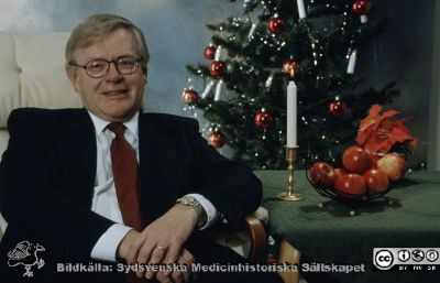 Sjukhusdirektör Leif Granath
Ur låda med blandade diabilder från sjukhusfotograferna i Lund, 1970-, 1980- och 1990-talen. Omärkt bild. Julbild av sjukhusdirektör Leif Granath (chef 1994-10-01 - 2004-01-31)
Nyckelord: Lasarettet;Lund;Universitetssjukhuset;USiL;Administration;Direktör;Chef;Sjukhuschef;Jultid