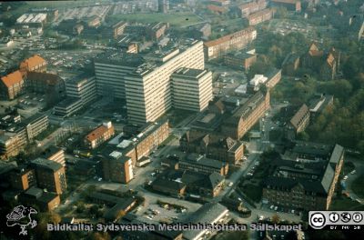 Flygfoto av Lasarettet i Lund från sydväst, c:a 1987. Barndaghemmet Röda Stugan finns kvar (revs c:a 1990). Ögonkliniken har renoverats (1986) och fått stora vita ventilationshus på taket.
Nyckelord: Lasarettet;Lund;Universitetssjukhuset;USiL;Flygfoto;Centralblocket