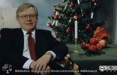 Sjukhusdirektör Leif Granath
Ur låda med blandade diabilder från sjukhusfotograferna i Lund, 1970-, 1980- och 1990-talen. Omärkt bild. Julbild av sjukhusdirektör Leif Granath (chef 1994-10-01 - 2004-01-31)
Nyckelord: Lasarettet;Lund;Universitetssjukhuset;USiL;Administration;Direktör;Chef;Sjukhuschef;Jultid