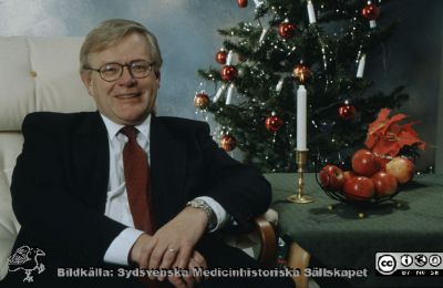 Leif Granath
Ur låda med blandade diabilder från sjukhusfotograferna i Lund, 1970-, 1980- och 1990-talen. Omärkt bild. Julbild av sjukhusdirektör Leif Granath (chef 1994-10-01 - 2004-01-31)
Nyckelord: Lasarettet;Lund;Universitetssjukhuset;USiL;Administration;Direktör;Chef;Sjukhuschef;Jultid