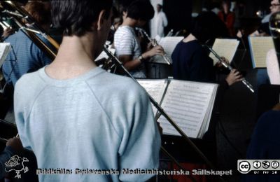 Lasarettet i Lund på 1970-talet. Ungdomsorkester spelar i entréhallen i C-blocket
Pärm Diabilder UNS 1970-talet. Bild utan påskrift. Ungdomsorkester spelar i entréhallen i C-blocket. Bistron har ännu inte byggts upp. Från diapositiv.
Nyckelord: Lasarett;Lund;Universitet;Universitetssjukhus;USiL;Centralblocket;Entré;Orkester;Ungdom