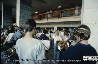 Lasarettet i Lund på 1970-talet. Ungdomsorkester spelar i entréhallen i C-blocket
Pärm Diabilder UNS 1970-talet. Bild utan påskrift. Ungdomsorkester spelar i entréhallen i C-blocket. Bistron har ännu inte kommit upp. Från diapositiv.
Nyckelord: Lasarett;Lund;Universitet;Universitetssjukhus;USiL;Centralblocket;Entré;Orkester;Ungdom