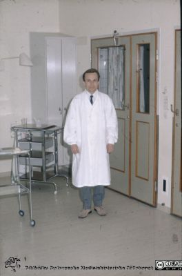 Hygiensköterskan Syster Hanna Nilssons historiska hygienbilder från Lasarettet i Lund 1966 - 1978
1. Doktor, välklädd.
Nyckelord: Lasarettet;Lund;Universitet;Universitetssjukhus;Instruktion;Utbildning;Hygien;Läkare;Renlighet;Regler;Rengöring;Städning