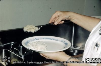 Hygiensköterskan Syster Hanna Nilssons historiska hygienbilder från Lasarettet i Lund 1966 - 1978
17. Servering av mat på rätt sätt.
Nyckelord: Lasarettet;Lund;Universitet;Universitetssjukhus;Instruktion;Utbildning;Hygien;Renlighet;Regler;Rengöring;Tvättning;Städning