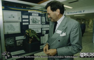 Centralblocket i Lund firar 30 år 
Centralblocket i Lund firar 30 år med en uställning i entréhallen. Neurokirurgen Leif G. Salford studerar montern.
Nyckelord: Lasarett;Lund;Universitet;Universitetssjukhus;Neurokirgi;Jubileum;Fest;Utställning;Monter