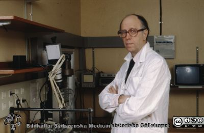 Docent Nils Gunnar Henriksson, öronläkare, yrsel- och balansforskare
Nils Gunnar Henriksson (1920 - 1999) på öronkliniken i Lund, otoneurologisk forskare i sitt laboratorium 1984.
Nyckelord: Lasarettet;Lund;Universitet;Universitetssjukhus;ron;Näsa Hals;NH;ENT;Balans;otoneurologi;laboratorium