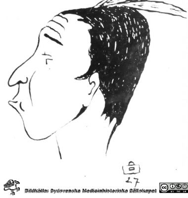 Fotoalbum märkt Histologikursen Ht. -27 på första bladet. Det innehåller bilder från dåvarande histologiska avdelningen 
på anatomiska institutionen i Lund på Biskopsgatan 7. Bildtext "Överhet ser. II." men saknas i övrigt. Bilden visar en karikatyr av förmodligen en lärare eller amanuens på institutionen. Tecknare  Gösta Nordlind, sign. "Koffert".
Bildkälla Stiftelsen Locus Medicus Lundensis 230317.
Nyckelord: Histologiska avdelningen;Anatomiska Institutionen;Medicinska fakulteten i Lund;Locus Medicus Lundensis;Universitet;Karikatyr