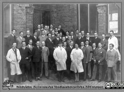 Kursbild, patologi i Lund 1927
Numrering enligt fil kursbild_1927NumCopp.jpg.
6: John Forssman, professor i allmän patologi och bakteriologi, Lund. 14: Alf Sjövall, senare professor i obstetrik och gynekologi i Lund. 20: Nils Alwall, senare  professor i njurmedicin i Lund. 22: CG Ahlström, senare professor i patologi i Lund. 28: Sten Winbladh, senare professor i bakteriologi i Malmö. 31: Otto Östberg (?), senare överläkare i medicin i Växjö. 34: Anders Lysander, senare gynekolog och fältläkare i Kristianstad. 41: Gösta Glimstedt, senare professor i histologi i Lund. Foto från Kristian Ahlström i Kristianstad.
Nyckelord: Lasarett;Lund;USiL;Universitet;Universitetssjukhus;Bakteriologi;Patologi;Hygien;Kurs