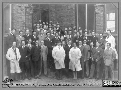 Kursbild, patologi i Lund 1927
6: John Forssman, professor i allmän patologi och bakteriologi, Lund. 14: Alf Sjövall, senare professor i obstetrik och gynekologi i Lund. 20: Nils Alwall, senare  professor i njurmedicin i Lund. 22: CG Ahlström, senare professor i patologi i Lund. 28: Sten Winbladh, senare professor i bakteriologi i Malmö. 31: Otto Östberg (?), senare överläkare i medicin i Växjö. 34: Anders Lysander, senare gynekolog och fältläkare i Kristianstad. 41: Gösta Glimstedt, senare professor i histologi i Lund. Foto från Kristian Ahlström i Kristianstad.
