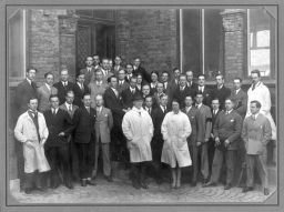 Filnamn=kursbild_1927Copp.jpg
Filstorlek=140KiB
Dimensioner=1024x765
Uppladdade datum=26 Jan 2015 kursbild_1927Copp.jpg