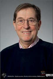 Professor Lars Edvinsson. 
DOI:https://doi.org/10.1016/S1474-4422(21)00323-9. Publicerad i The Lancet Neurology sept 2021
Nyckelord: Migrän;CGRP;Lancet;Neurology