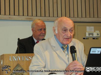 Den nyutnämnde 89-årige hedersmedlemmen Gustaf Arfwidsson håller tacktal
Sydsvenska Medicinhistoriska Sällskapet firar sin 50-årsdag med ett allmänt möte i aulan på Universitetssjukhuset i Lund. Den nyutnämnde 89-årige hedersmedlemmen Gustaf Arfwidsson höll ett mycket fint tacktal.
Nyckelord: Sällskap;Symposium;Fest;Medicinhistoria;Medicinhistoriskt;Jubileum;Hedersledamot