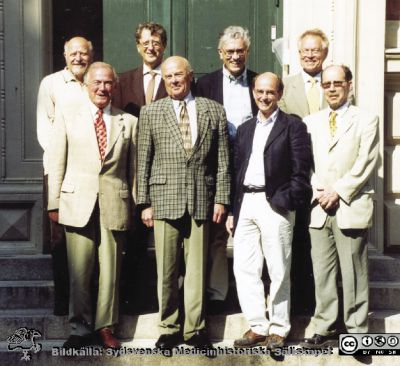 De 7 av Bengt Falcks disputander som blivit professorer i Lund 
De samlades 2003-06-02 av förre dekanus för Medicinska Fakulteten och Rector Magnificus (Håkan Westling) för fotografering utanför den gamla Histologiska institutionen. Från vänster, bakre raden: Frank Sundler, Berndt Ehinger, Olle Lindvall och Christer Owman. 
Främre raden: Nils-Otto Aubert Sjöberg, mentor Bengt Falck, Anders Björklund och Per Alm. Foto Olle Hammar.
Nyckelord: Professorer;Lunds universitet;Biomedicin;Histologisk;Institution